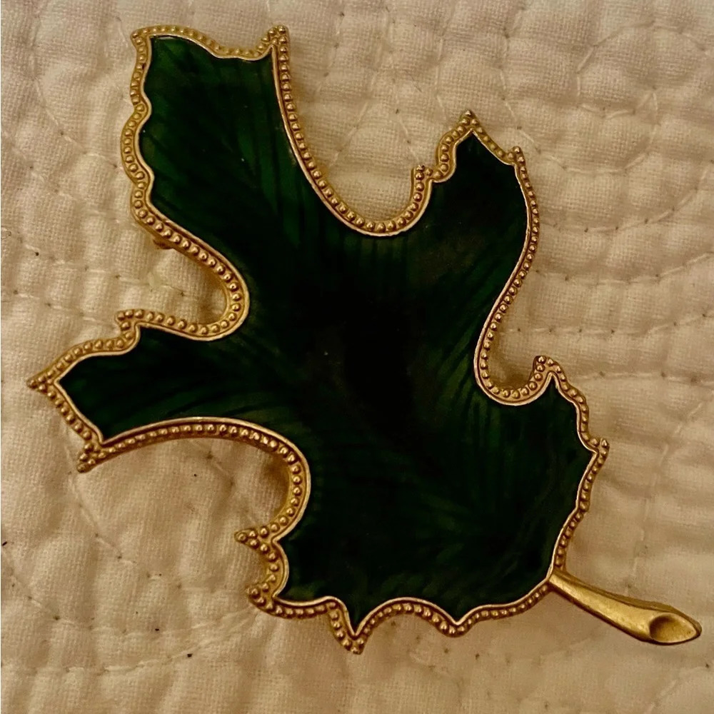 Vintage 1960s deep green leaf pin/brooch. Gold accents. 2.5 inches long. - Picture 2 of 3